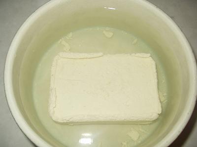 水の中でにがりを抜き、冷やし固めます